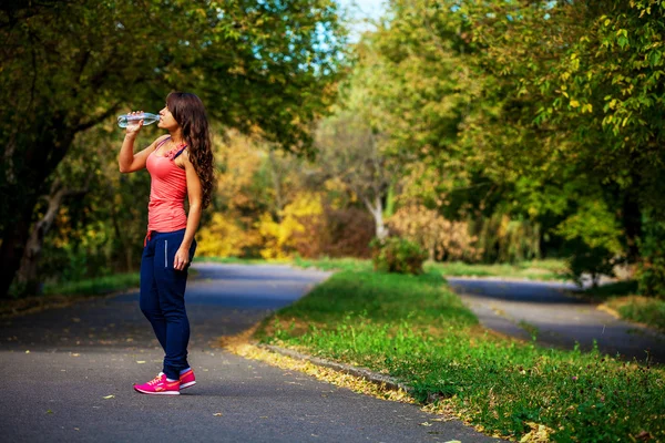 Kız su spor sonrası içecekler. — Stok fotoğraf