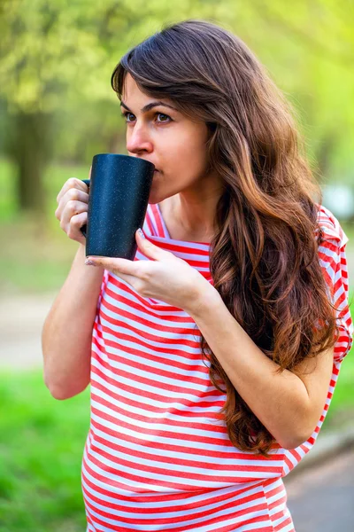 커피를 마시는 소녀 — 스톡 사진