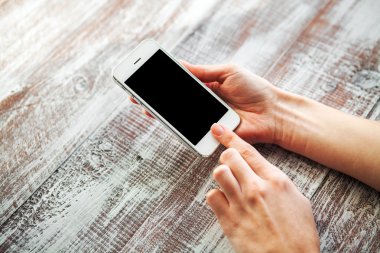  kızların elinde cep telefonu