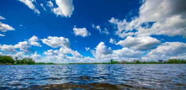 Resimli orman ve nehir.