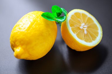 siyah bir arka plan üzerinde izole limon