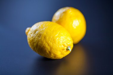 siyah bir arka plan üzerinde izole limon