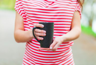 Bir fincan holding kızın eller 