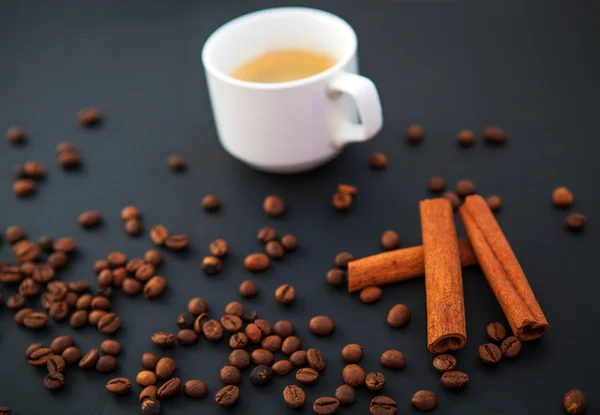 Kaffeebohnen im Hintergrund — Stockfoto