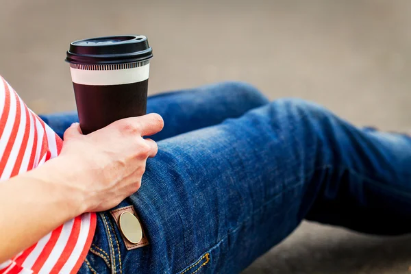 Mädchen mit Tasse Kaffee — Stockfoto