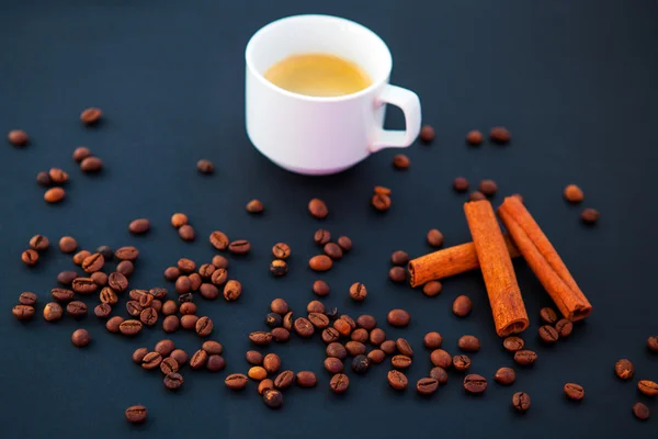 Kaffeebohnen im Hintergrund — Stockfoto