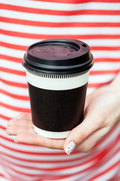 Mädchen mit Tasse Kaffee — Stockfoto