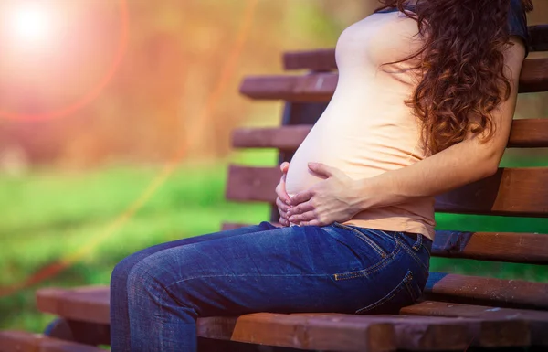 妊娠中の女性のベンチ — ストック写真