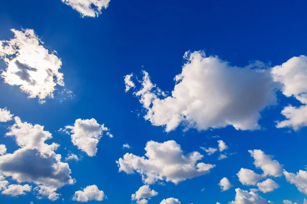 Nuages de ciel bleu — Photo