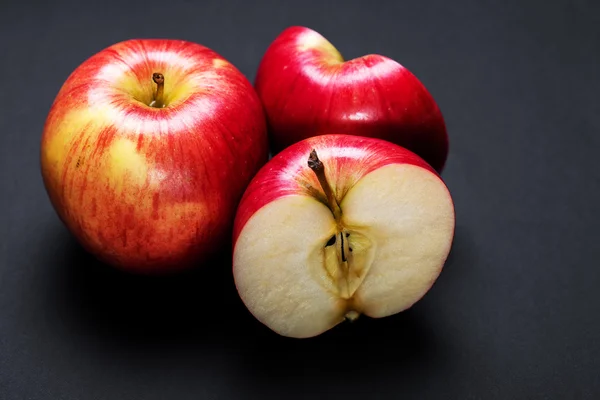 Červené jablko, izolované na pozadí — Stock fotografie