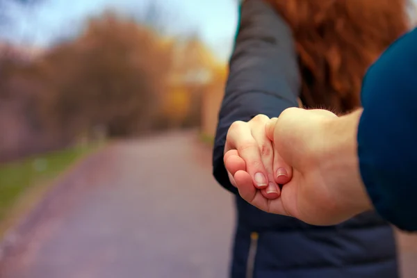 Chica sosteniendo un compañero en una mano —  Fotos de Stock