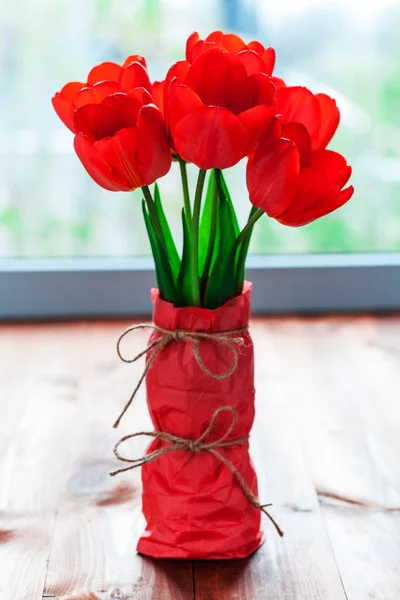 Tulipas coloridas na mesa — Fotografia de Stock