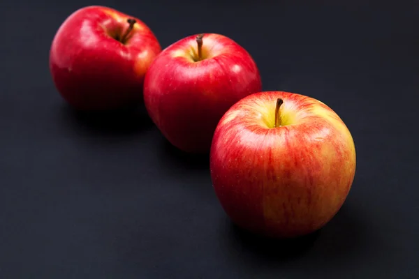 Червоне яблуко ізольоване на фоні — стокове фото