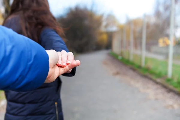 Flicka som håller en Karl på en hand — Stockfoto