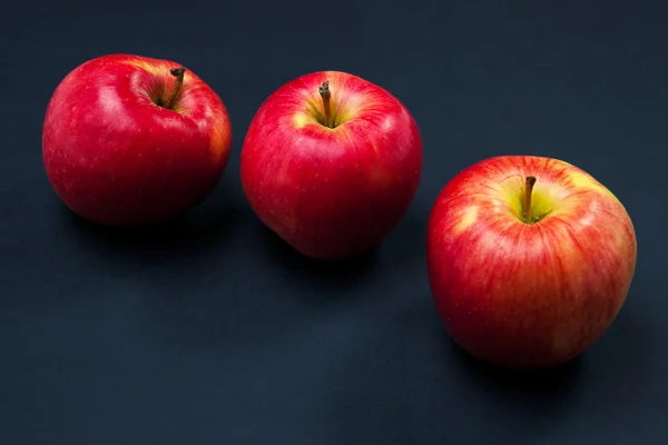 Manzana roja aislada sobre fondo —  Fotos de Stock