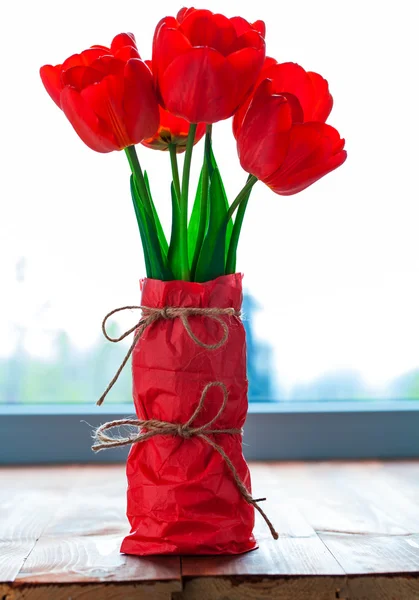 Tulipas coloridas na mesa — Fotografia de Stock