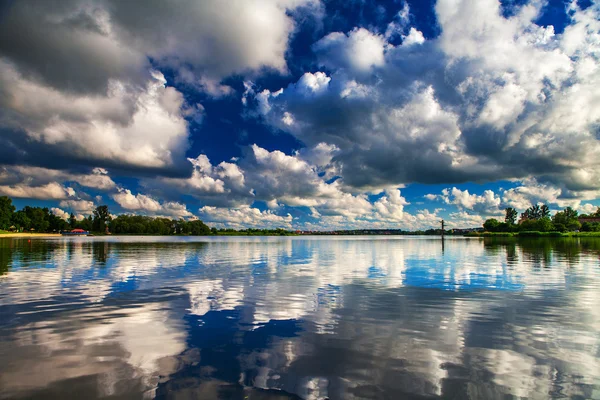 Malerischer Wald und der Fluss — Stockfoto