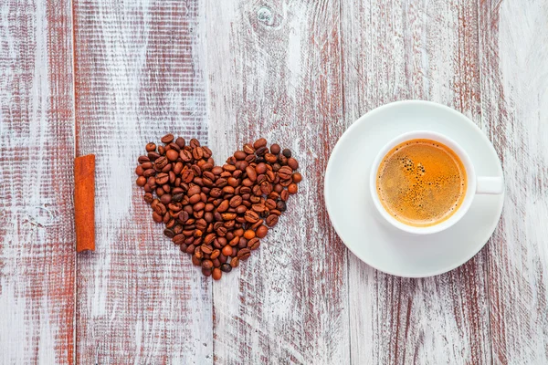 Forma di cuore a base di chicchi di caffè — Foto Stock