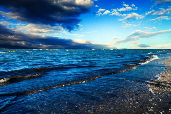 蓝蓝的天空、 阳光和大海 — 图库照片
