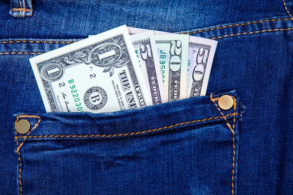 Американские доллары в кармане — стоковое фото
