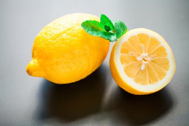 Bir ve yarım limon nane yaprakları ile 
