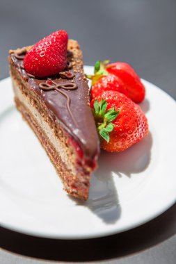 Bir çilek ile lezzetli pasta