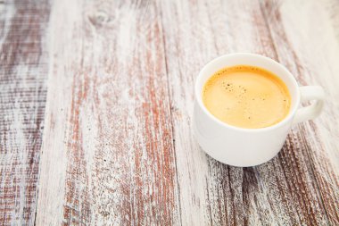 Beyaz fincan taze kahve ile 