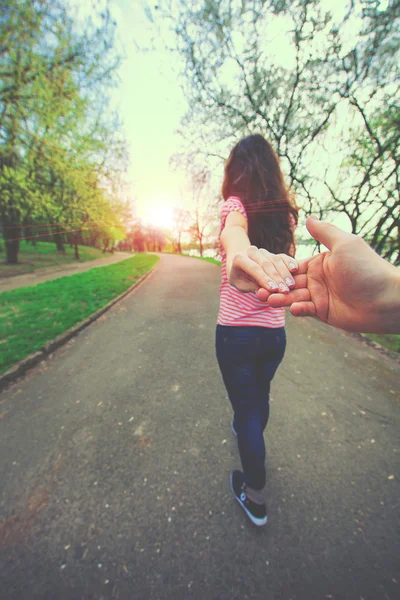 Chica sosteniendo compañero de mano — Foto de Stock