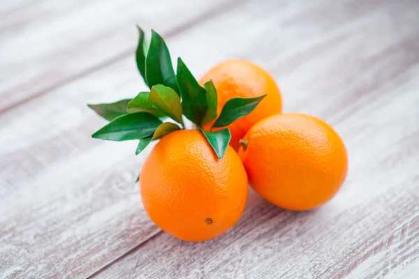 Frische Orangen mit Blättern — Stockfoto