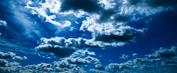 Ciel nocturne avec nuages — Photo