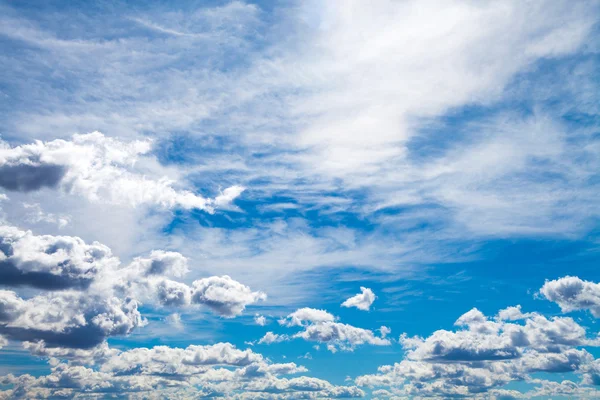 Ciel bleu avec nuages — Photo