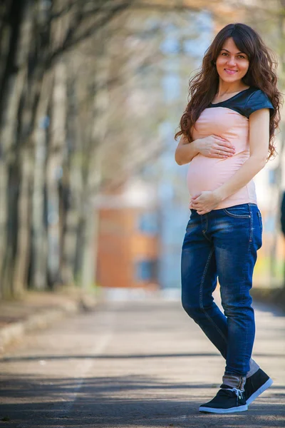 Zwangere vrouw wandelen in het park — Stockfoto