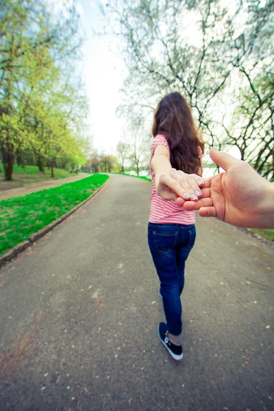 Chica sosteniendo compañero de mano —  Fotos de Stock