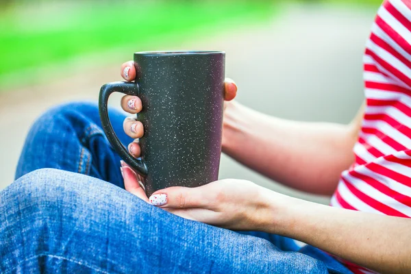 Hände mit einer Tasse Kaffee im Freien — Stockfoto