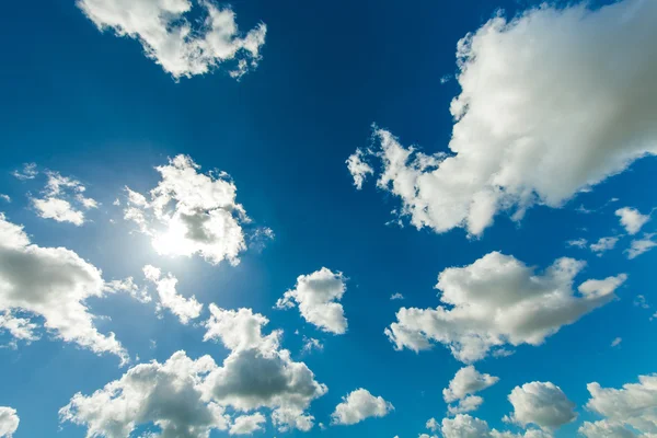 Ciel bleu avec nuages — Photo