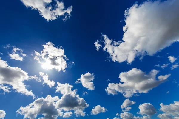 Ciel bleu avec nuages — Photo