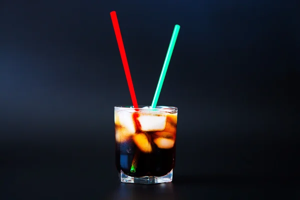 Cola de vidrio con cubitos de hielo — Foto de Stock