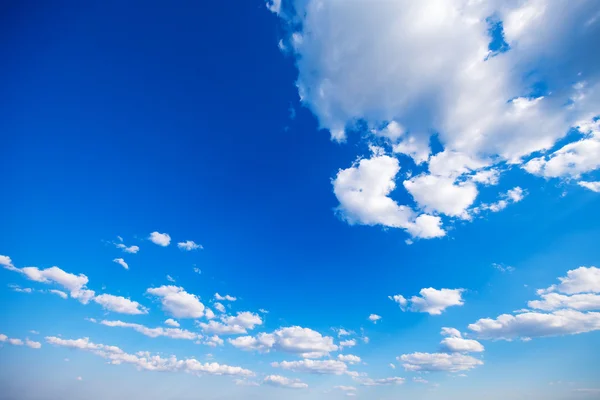Синее небо с облаками — стоковое фото