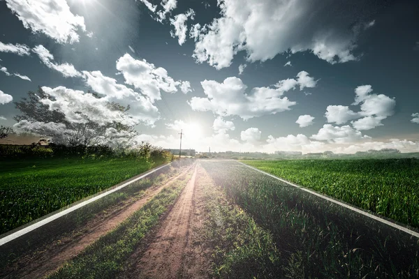 Camino de velocidad a través del campo verde —  Fotos de Stock