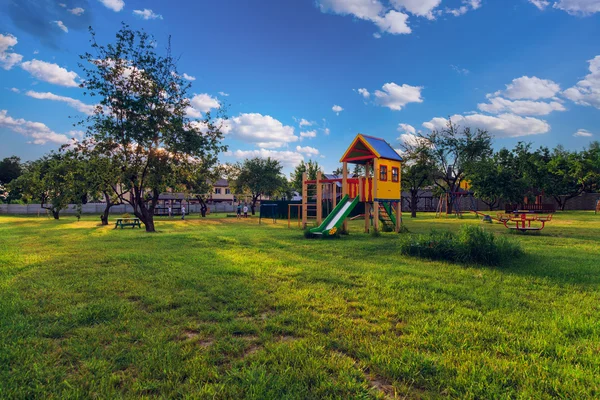 Lekplats för barn nära ett hus — Stockfoto