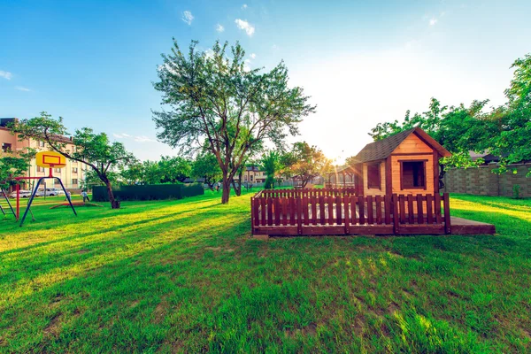 Plac zabaw dla dzieci w pobliżu domu — Zdjęcie stockowe