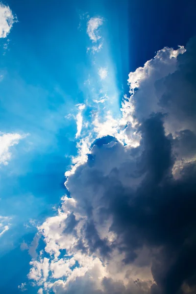 Achtergrond van blauwe lucht met wolken — Stockfoto