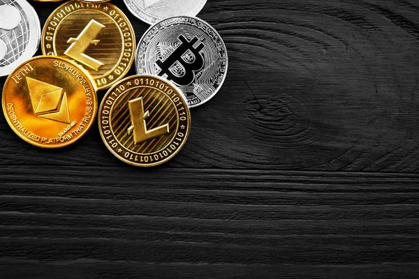 Zilveren Gouden Munten Met Bitcoin Rimpel Ethereum Symbool Houten Achtergrond — Stockfoto