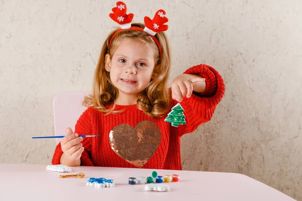 Dziecko Maluje Świąteczne Zabawki Widok Góry — Zdjęcie stockowe