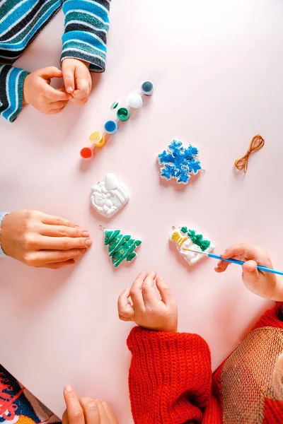 Child Paints Christmas Toys Top View — Stock Photo, Image