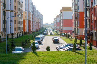 Balkondan çok katlı yeni binalar, yüksek katlı evlerin ön cephesinin çok renkli güzel tasarımı..