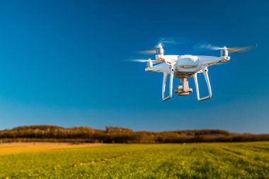 Dron dört helikopteri sarı alana.