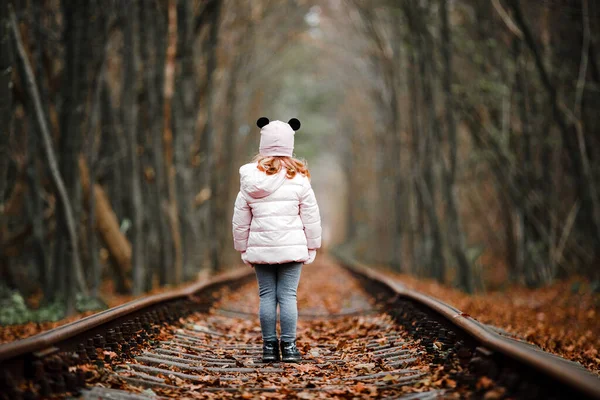 Chica Túnel Verde Del Ferrocarril Túnel Amor Otoño Ferrocarril Túnel —  Fotos de Stock