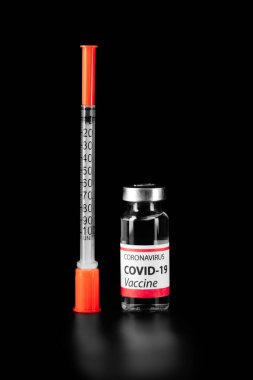 COVID-19 aşısı siyah arka planda izole edildi. Sağlık ve Tıp Konsepti.