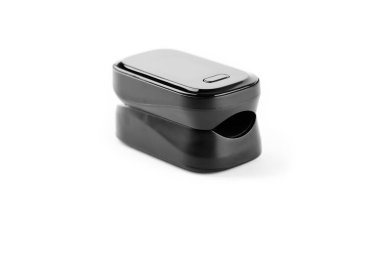 Nabız oksimetresi, beyaz zemin üzerindeki nabız ve oksijen seviyelerini ölçmek için kullanılır.